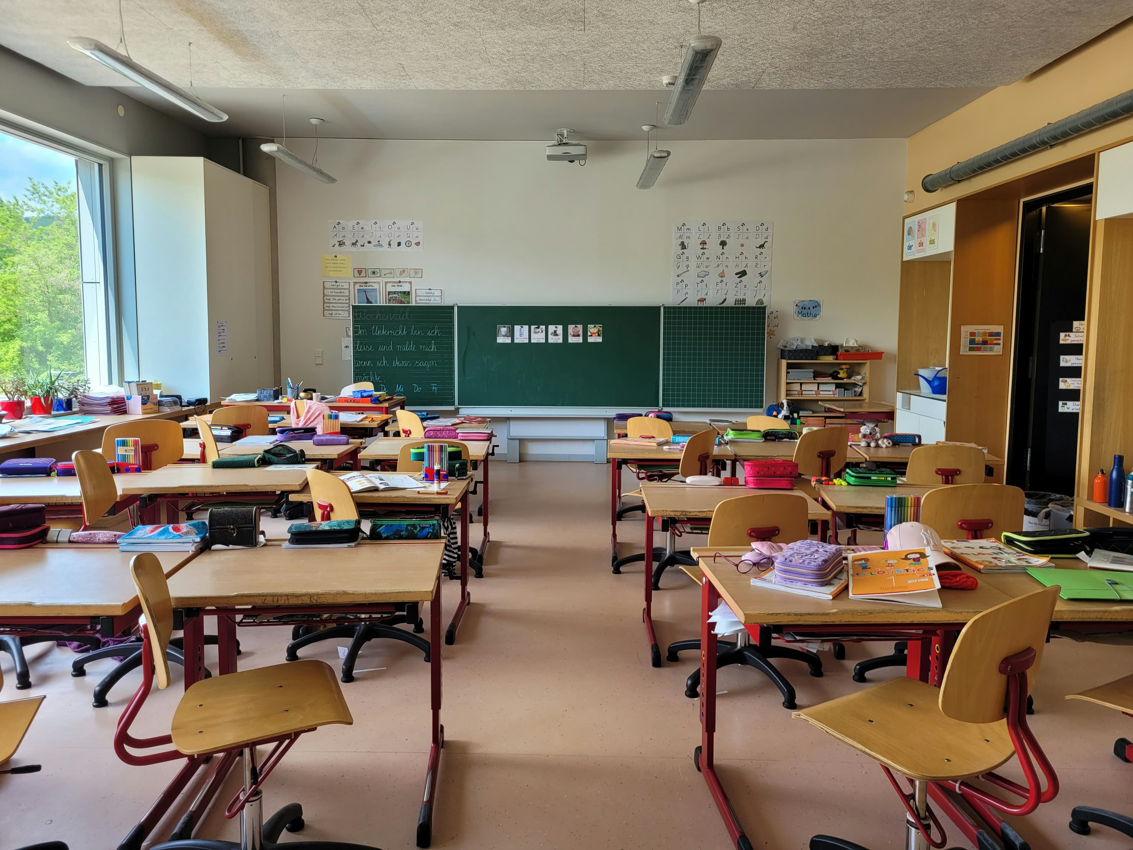 An empty classroom in Germany filled with rows of desks and chairs, the kind of room where a telc exam is sat